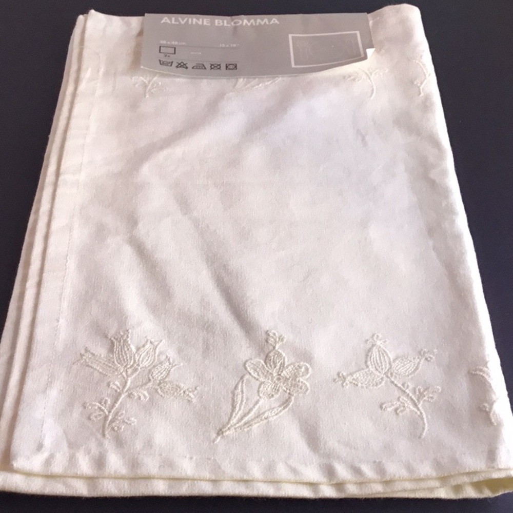 NWT IKEA Alvin Blomma 2 White Floral Placemat